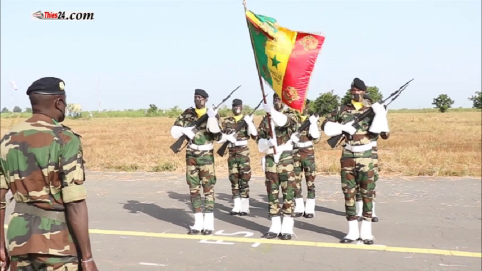 Zone militaire 7 ( Thies) Remise par le CEMAT du drapeau au 10e détachement  sénégalais.